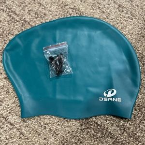 NWOT DSANE Adult Silicone Swim Cap With Ear Plugs and Nose Clip